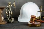 Imagen que muestra una maza de juez, una figura representando la Justicia y un casco de trabajo.