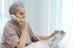 Una mujer hablando por teléfono