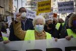 Una persona mayor reivindica los derechos de las personas mayores en una manifestación