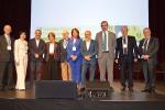 Foto de familia en la que aparecen, de izquierda a derecha, Ignacio Buqueras i Bach, Presidente Fundador CEOMA; Marina Troncoso Rodríguez, Presidenta de CAUMAS; Luis Alberto Barriga Martín, Director General del IMSERSO; Esther Giménez-Salinas i Colomer, Síndica de Greuges de Catalunya; Eduardo R. Rovira, Presidente del Comité Organizador del XI Congreso; Sabina Camacho Calderón, Presidenta de CEOMA; Carles Campuzano i Canadès, Conseller de Drets Socials de la Generalitat de Catalunya; Joan Ramón Riera Alema