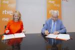 La presidenta interina de RTVE, Elena Sánchez Caballero, y el presidente de la PMP, Lázaro González García, han firmado un convenio de colaboración para poner en marcha iniciativas que promuevan la plenitud de los derechos y la mejora de las condiciones de vida de las personas mayores..