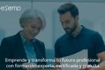 Dos personas revisan unos documentos