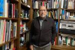 Carlos San Juan, de 78 años, en la biblioteca de su domicilio en Valencia