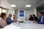 Miembros de la PMP, encabezados por su presidente, Lázaro González, dialogan con representantes del PP.