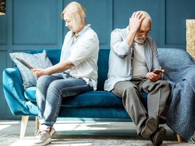 Dos personas miran con frustración su tablet y su teléfono móvil