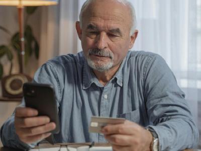 Persona mayor con un teléfono