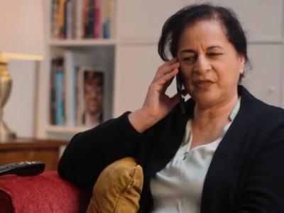 Una mujer hablando por teléfono