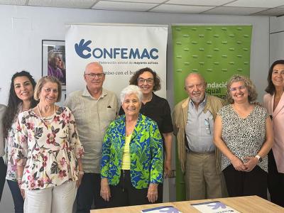 Foto de familia de la firma del convenio