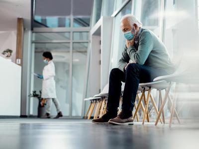 Un hombre sentado en la sala de espera de un centro médico