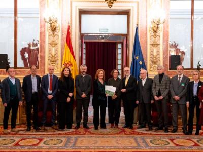 Foto de familia con los participantes en la jornada celebrada en el Congreso de los Diputados