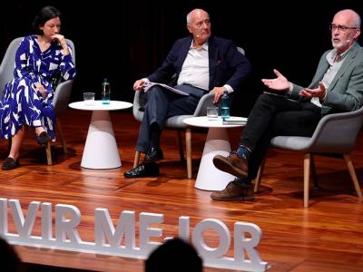 Participantes en una de las mesas de debate del foro