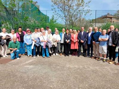 Foto de familia de los participantes en la presentación de la guía