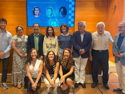 Foto de familia de los participantes en la presentación del informe