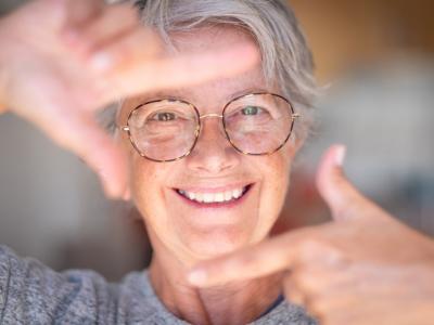 Imagen de una persona mayor realizando un gesto con sus manos.