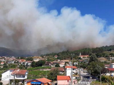 Pueblo con humo de incendio
