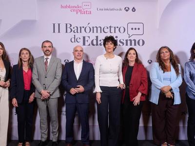 Foto de familia de los intervinientes en la presentación del barómetro