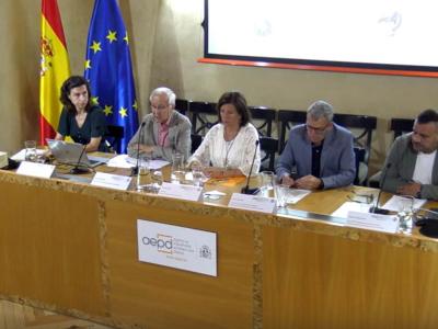 Mesa en la que aparecen los ponentes del encuentro 'Mayores en el Entorno Digital'
