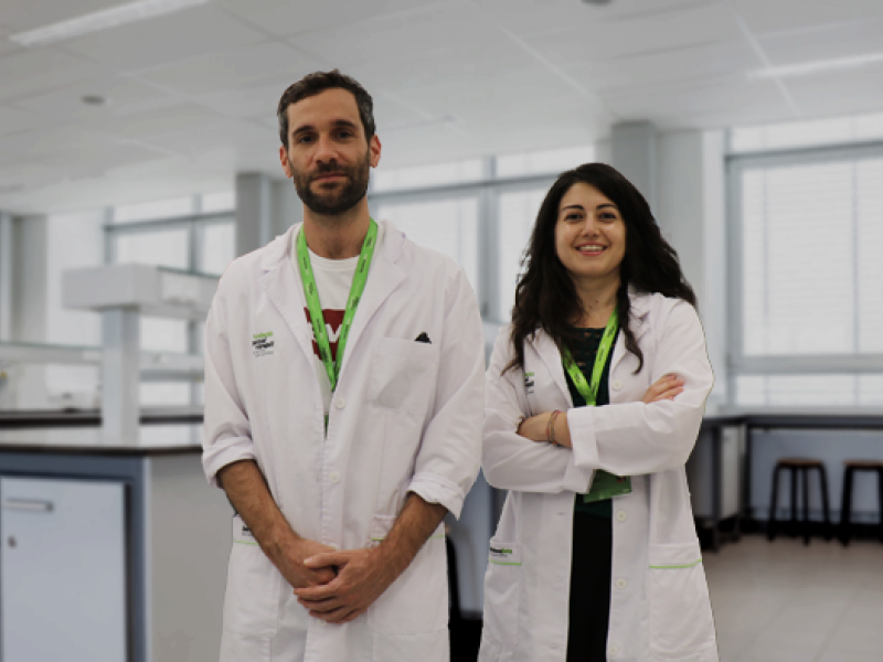 Dos investigadores en el laboratorio