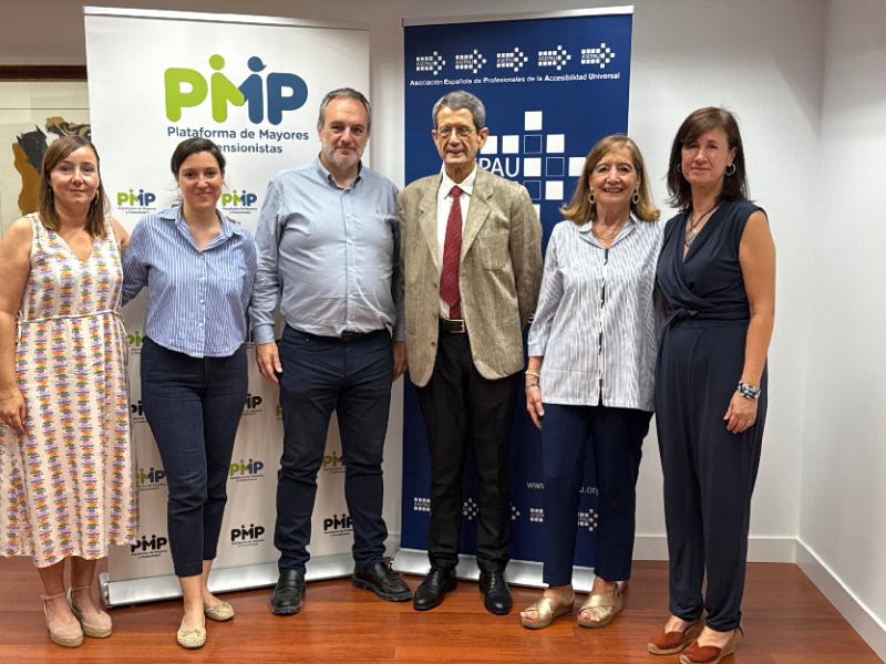 Foto de familia durante el convenio