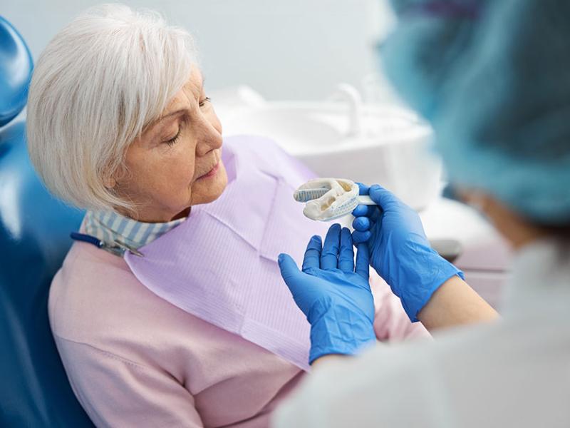 Una mujer es atendida en un dentista