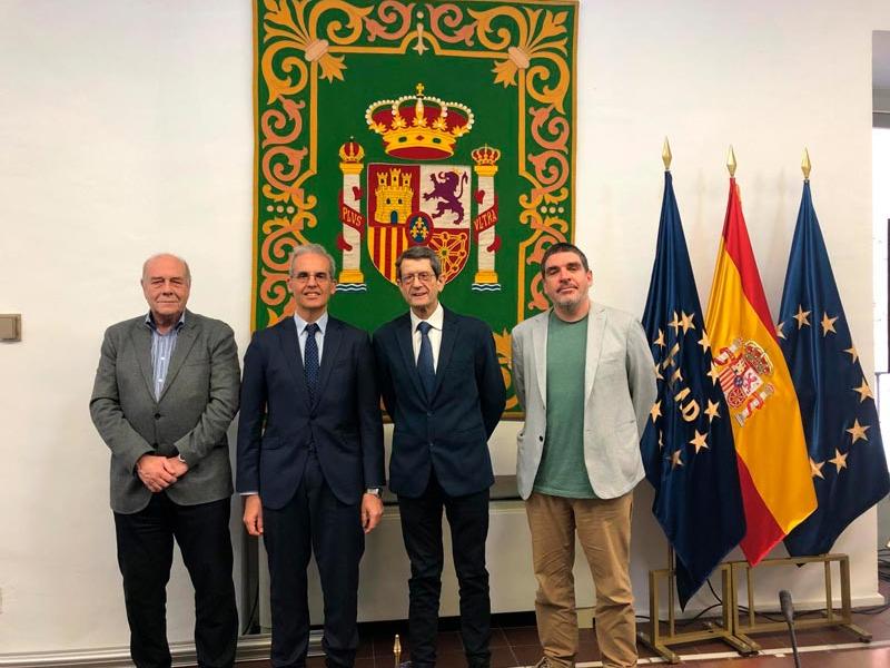 Representantes de la PMP y la FEMP en el acto de firma del convenio.