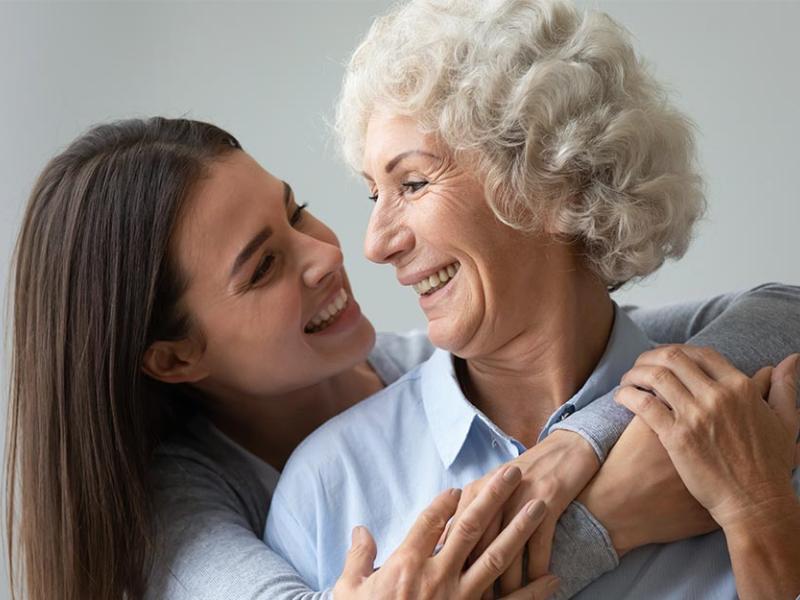 Una abuela con su nieta