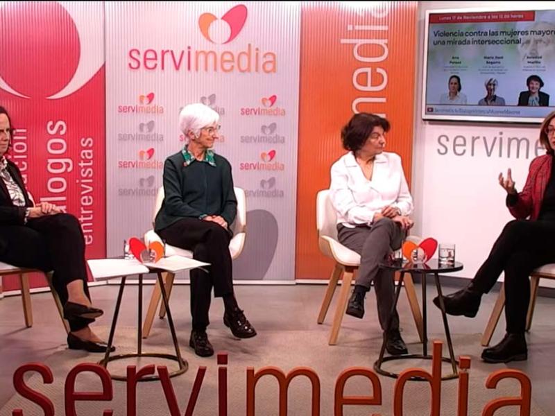 Los participantes debatiendo durante el diálogo