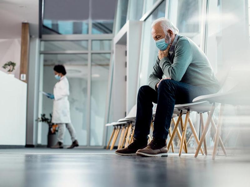 Un hombre sentado en la sala de espera de un centro médico
