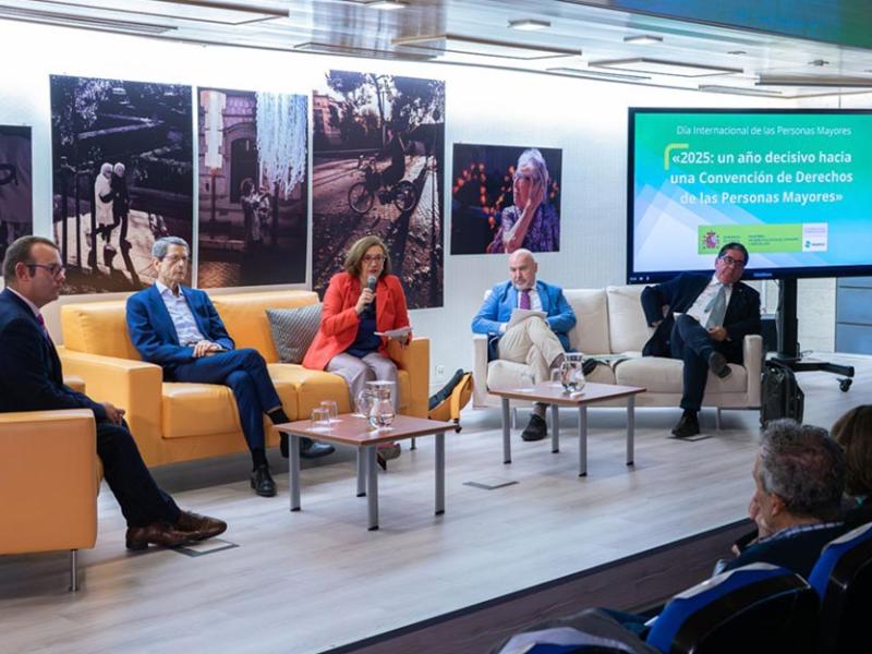 Un instante de la mesa redonda celebrada durante la jornada