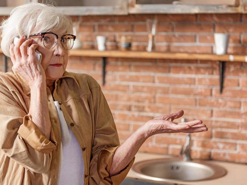 Una mujer mayor hablando por teléfono