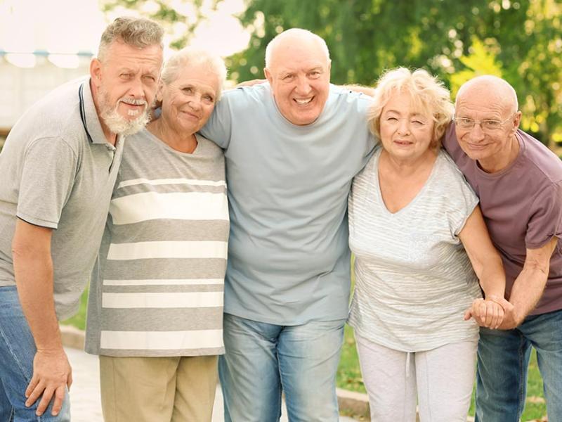 Un grupo de personas mayores posan sonrientes