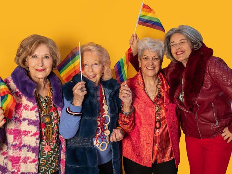 Un grupo de personas con banderas arcoriris