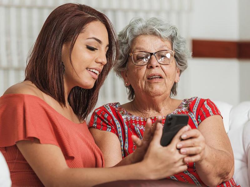 Dos mujeres miran un teléfono móvil