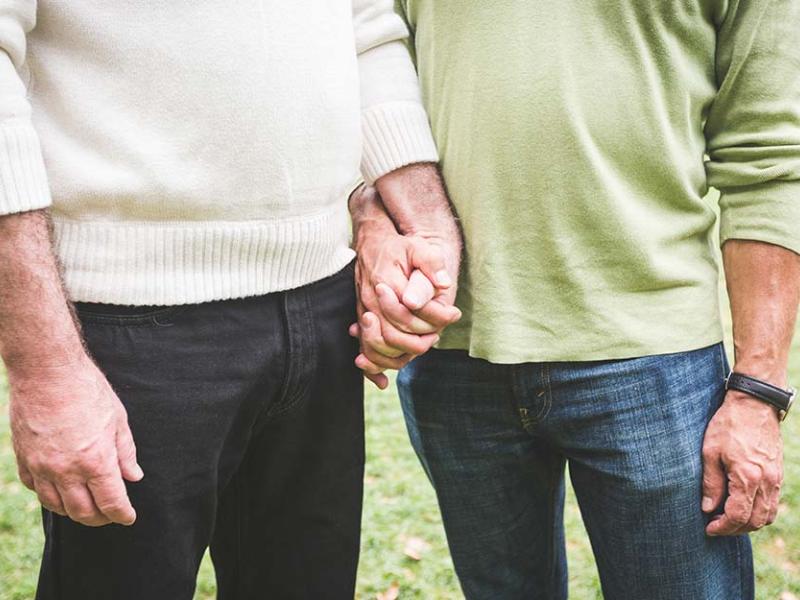 Dos hombres agarrados de la mano