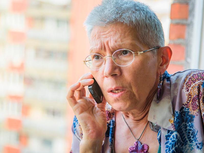 Una mujer habla por teléfono