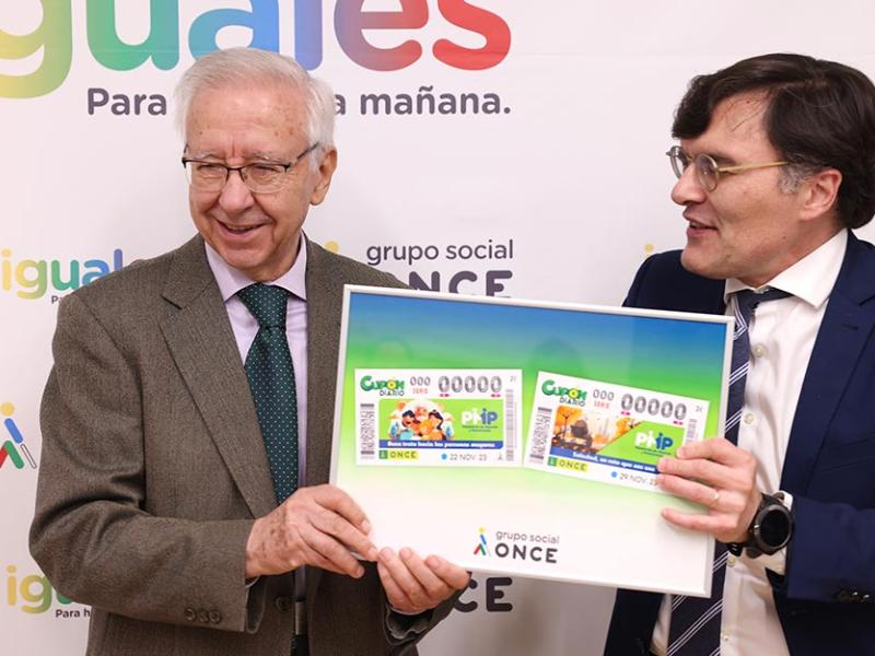 Lázaro González García (izquierda) y Alberto Durán, con una lámina enmarcada de los dos cupones.