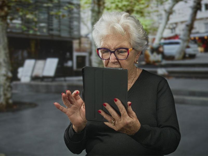 Una mujer manejando una tablet