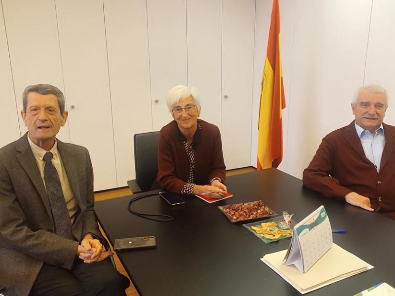 Jesús Norberto Fernández, María José Segarra y Miguel Ángel Cabra de Luna durante la reunión