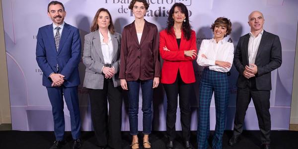 Foto familia durante la presentación del Barómetro