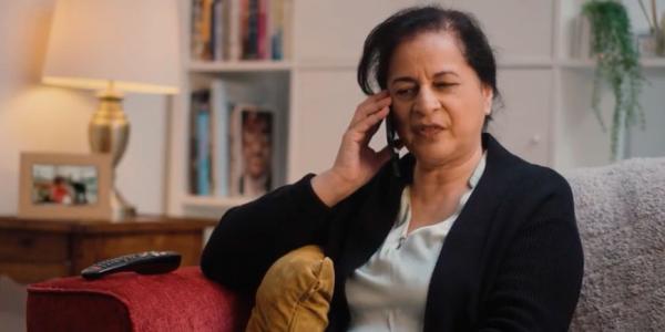 Una mujer hablando por teléfono