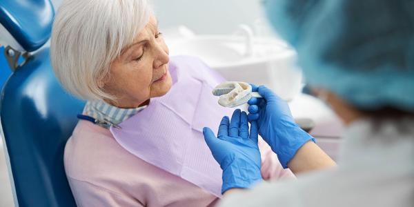 Una mujer es atendida en un dentista