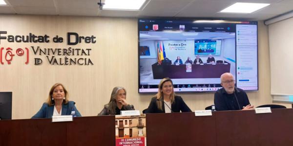 Participantes en una de las mesas de debate del Congreso