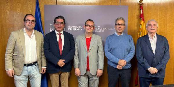 foto de familia de los participantes en la reunión