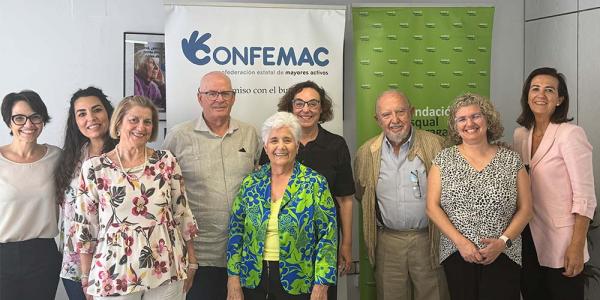 Foto de familia de la firma del convenio