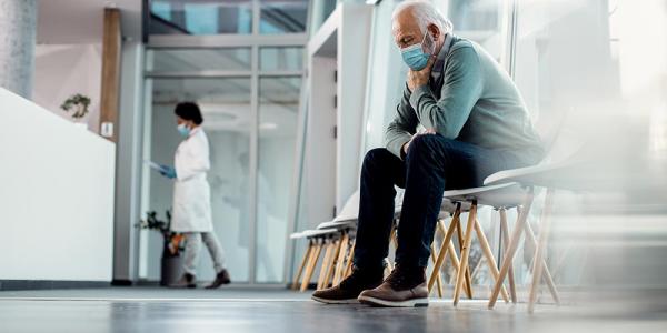 Un hombre sentado en la sala de espera de un centro médico