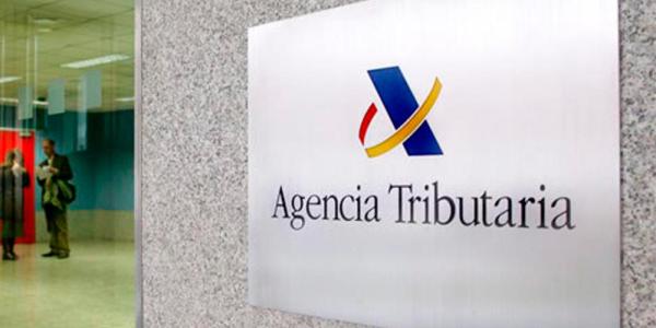 Cartel con el logotipo de la Agencia Tributaria