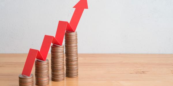 Cuatro montones de monedas dispuestos en orden creciente simulando un gráfico