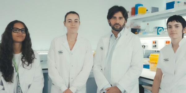 Los científicos durante el experimento