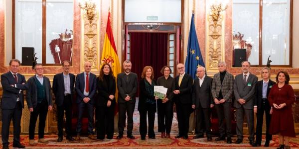 Foto de familia con los participantes en la jornada celebrada en el Congreso de los Diputados