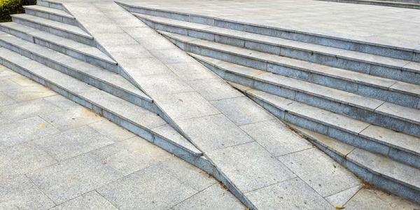 Escaleras con rampas accesibles
